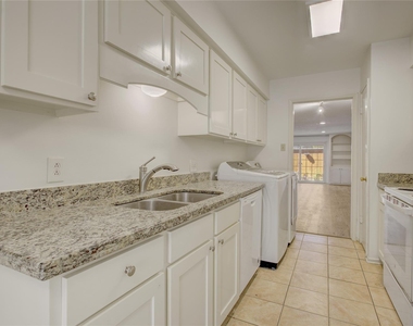 385 N Post Oak Lane - Photo Thumbnail 3