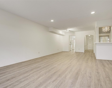 385 N Post Oak Lane - Photo Thumbnail 8