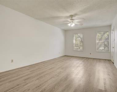 385 N Post Oak Lane - Photo Thumbnail 12