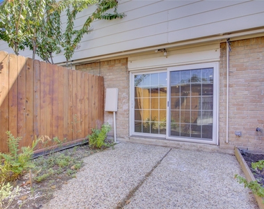 385 N Post Oak Lane - Photo Thumbnail 15