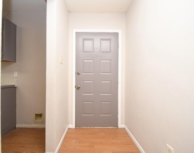 2411 Country Place Drive - Photo Thumbnail 3