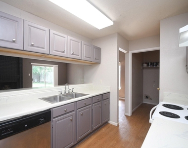 2411 Country Place Drive - Photo Thumbnail 10