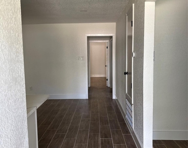 608 Circle Way - Photo Thumbnail 1