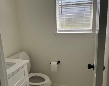608 Circle Way - Photo Thumbnail 8
