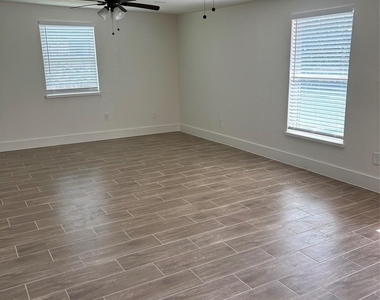 608 Circle Way - Photo Thumbnail 4