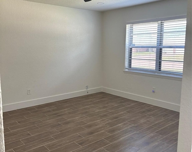 608 Circle Way - Photo Thumbnail 3