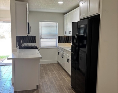608 Circle Way - Photo Thumbnail 2
