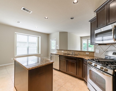 202 Black Swan Place - Photo Thumbnail 4