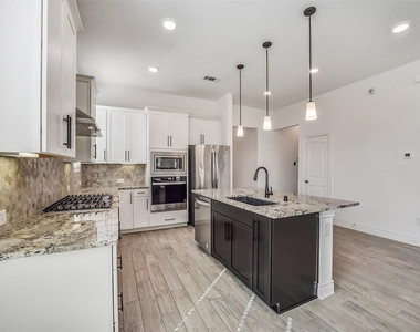 7106 Bur Oak Bend Way - Photo Thumbnail 10