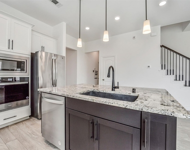 7106 Bur Oak Bend Way - Photo Thumbnail 12