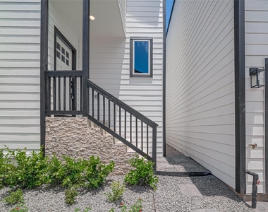1350 W 24th Street - Photo Thumbnail 3