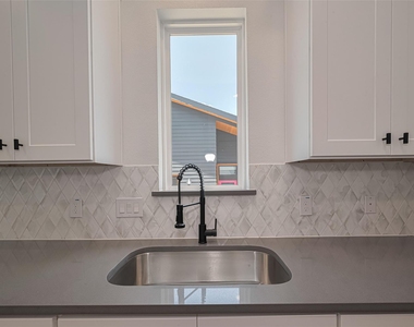1350 W 24th Street - Photo Thumbnail 13