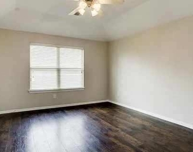 11043 Starling Creek Drive - Photo Thumbnail 10