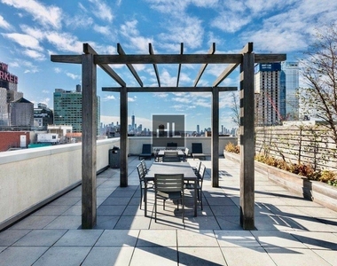 West 37th Street - Photo Thumbnail 10