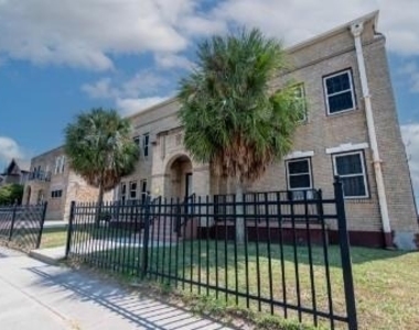725 Broadway Avenue - Photo Thumbnail 13