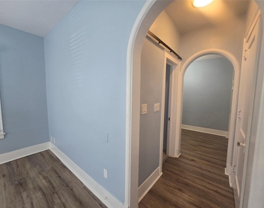 725 Broadway Avenue - Photo Thumbnail 9