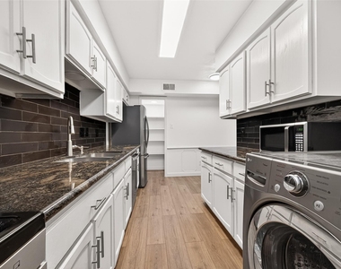 359 N Post Oak Lane - Photo Thumbnail 10