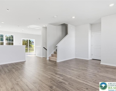 1084 Meadowlark Drive - Photo Thumbnail 5