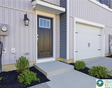 1084 Meadowlark Drive - Photo Thumbnail 1