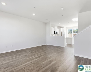 1084 Meadowlark Drive - Photo Thumbnail 6