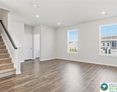 1084 Meadowlark Drive - Photo Thumbnail 4