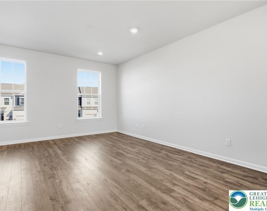 1084 Meadowlark Drive - Photo Thumbnail 3