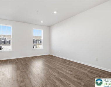 1086 Meadowlark Drive - Photo Thumbnail 3