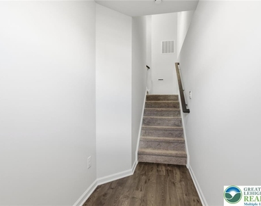 1086 Meadowlark Drive - Photo Thumbnail 2