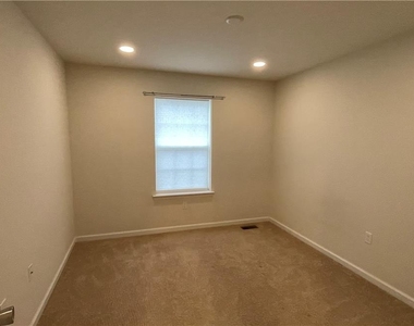 1373 Caspian Street - Photo Thumbnail 9