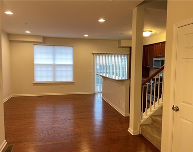 1373 Caspian Street - Photo Thumbnail 2