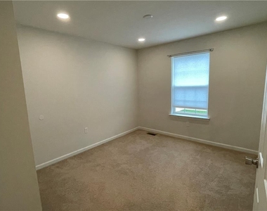 1373 Caspian Street - Photo Thumbnail 8