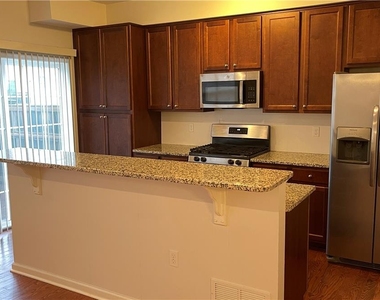 1373 Caspian Street - Photo Thumbnail 5
