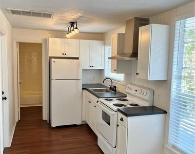 209 W Wisconsin Avenue - Photo Thumbnail 2