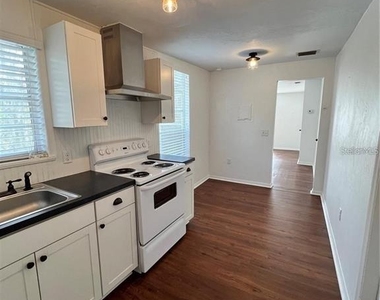 209 W Wisconsin Avenue - Photo Thumbnail 3