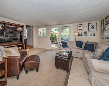 1037 18th Avenue N - Photo Thumbnail 8