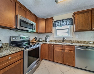 1037 18th Avenue N - Photo Thumbnail 12
