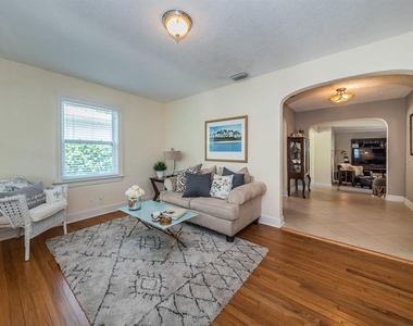 1037 18th Avenue N - Photo Thumbnail 5