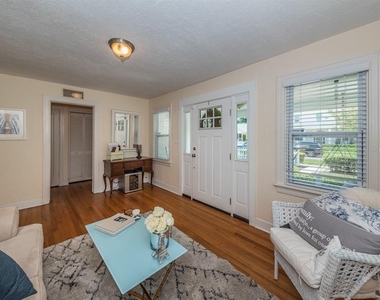 1037 18th Avenue N - Photo Thumbnail 3