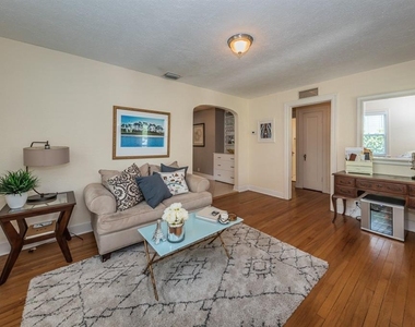 1037 18th Avenue N - Photo Thumbnail 4