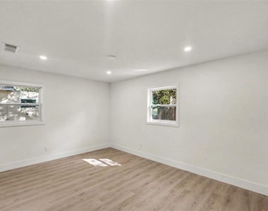 3306 W Wyoming Avenue - Photo Thumbnail 7