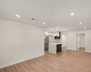 3306 W Wyoming Avenue - Photo Thumbnail 3