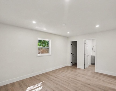 3306 W Wyoming Avenue - Photo Thumbnail 6