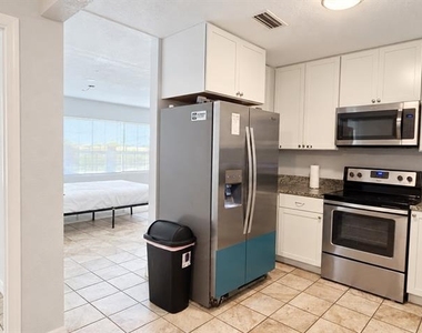 703 Avenue L Se - Photo Thumbnail 3