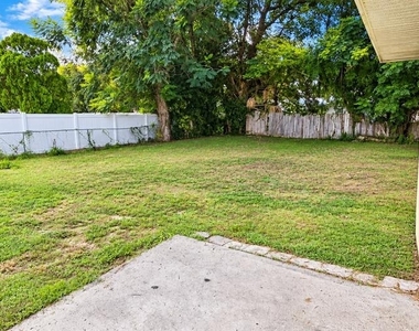 703 Avenue L Se - Photo Thumbnail 14