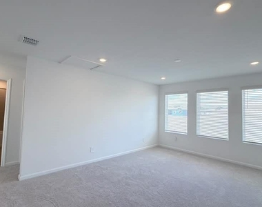 4389 Vibernum Avenue - Photo Thumbnail 8