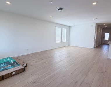 4389 Vibernum Avenue - Photo Thumbnail 3