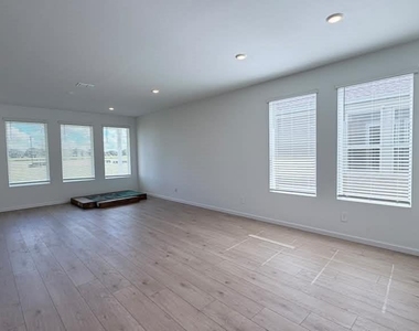 4389 Vibernum Avenue - Photo Thumbnail 2