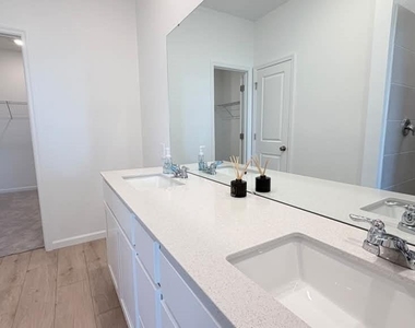 4389 Vibernum Avenue - Photo Thumbnail 15
