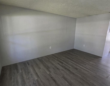 1802 Barton Drive - Photo Thumbnail 7