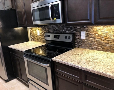 5536 Metrowest Boulevard - Photo Thumbnail 8
